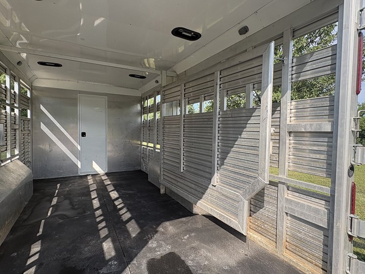 2018-bison-8011ldstlt-stock-combo-living-quarters-trailer-image-15