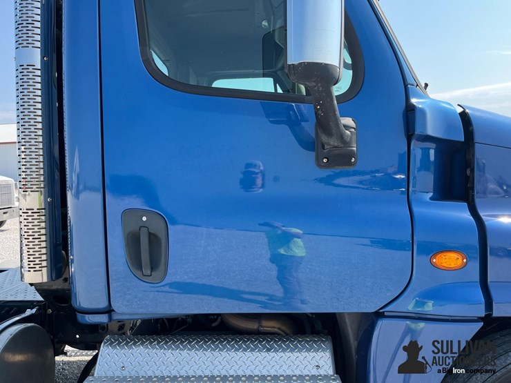 2015-freightliner-cascadia-125-image-17