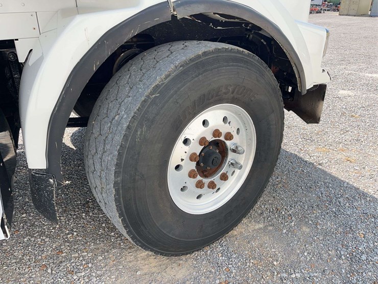 2019-kenworth-t8-series-dump-truck-image-19