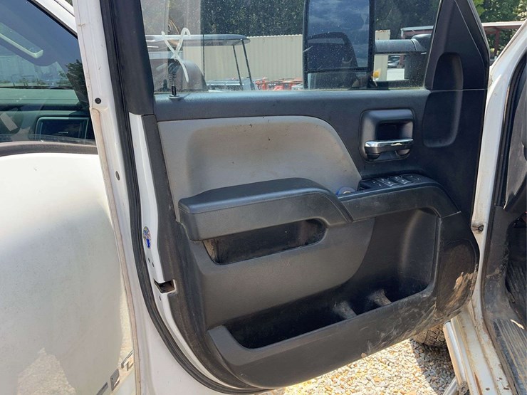 2019-chevrolet-silverado-hd-truck-image-10