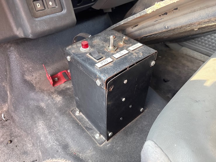 2004-ford-f750-image-21