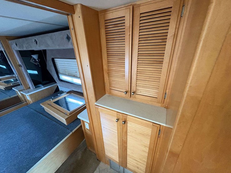 2003-freightliner-xc-fleetwood-revolution-diesel-pusher-motor-home-(65,650-miles)-image-32