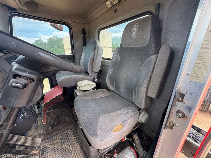 2008-kenworth-t300-image-18