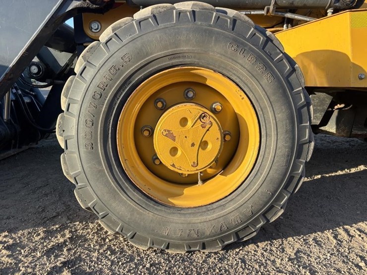 2020-deere-210l-image-26