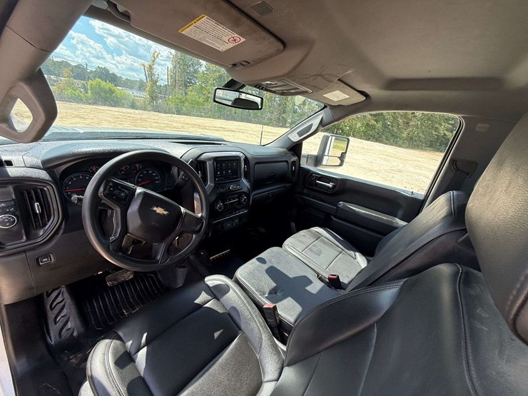 2020-chevrolet-3500-image-27