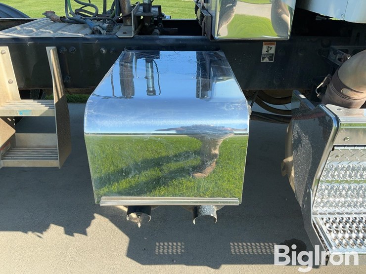 2019-peterbilt-567-image-17