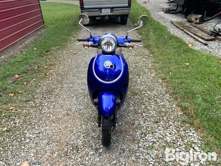 2024-honda-metropolitan-ncw50-scooter-image-2