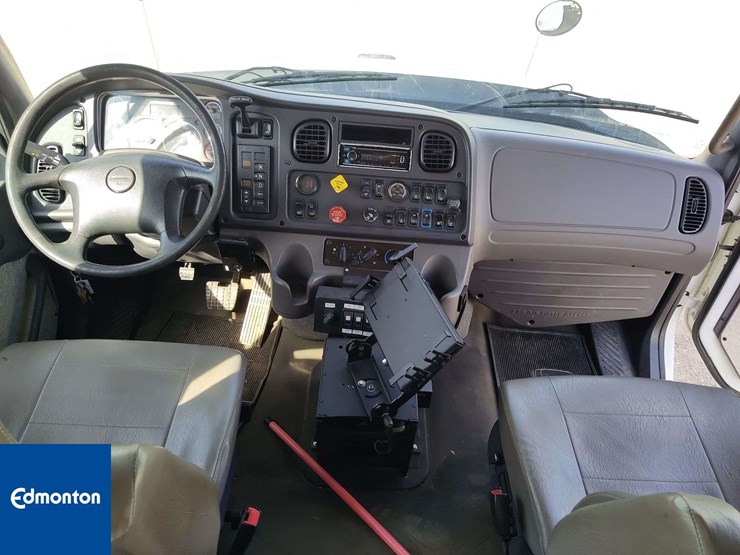 2016-freightliner-114sd-image-18
