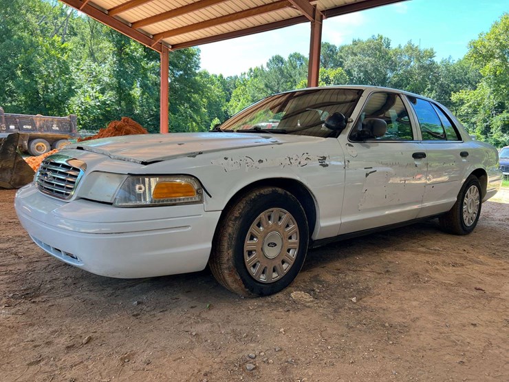 2003-ford-crown-vic-(188,503-miles)-image-1