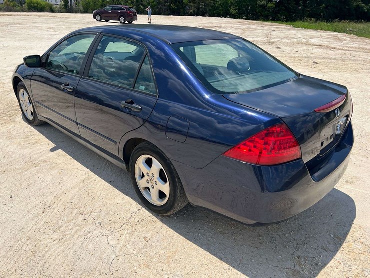 2006-honda-accord-4-door-sedan-(241,528-miles)-image-2