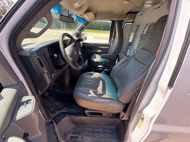 2018-chevrolet-express-2500-image-12