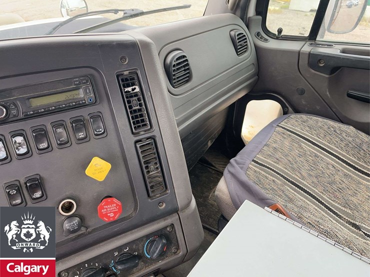 2016-freightliner-114sd-image-17