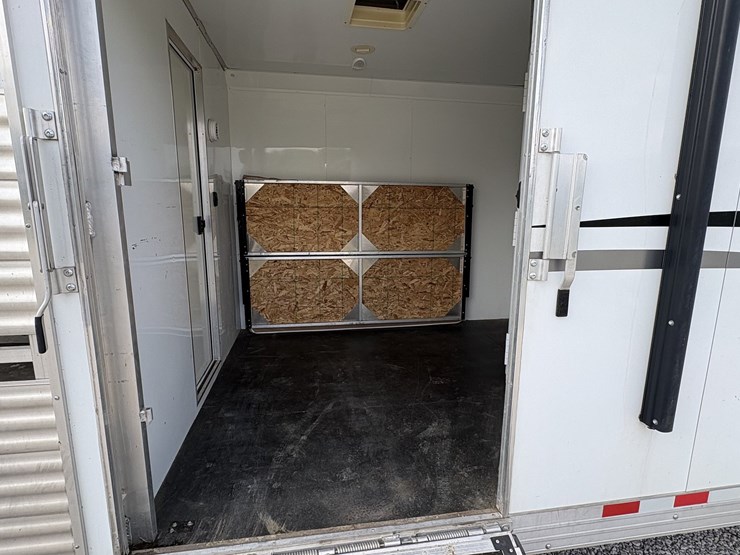 2018-bison-8011ldstlt-stock-combo-living-quarters-trailer-image-48
