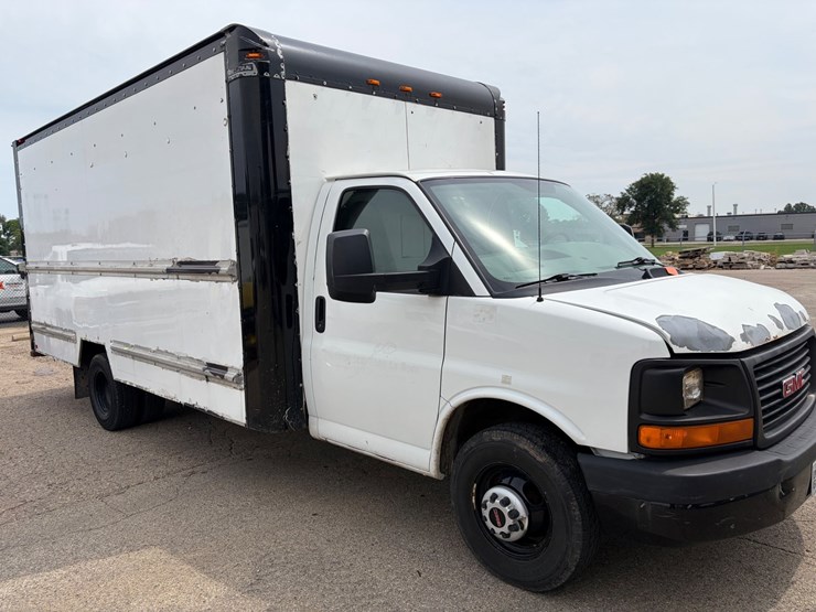 #8368-•-2010-gmc-box-truck-(has-wi-title)-image-3