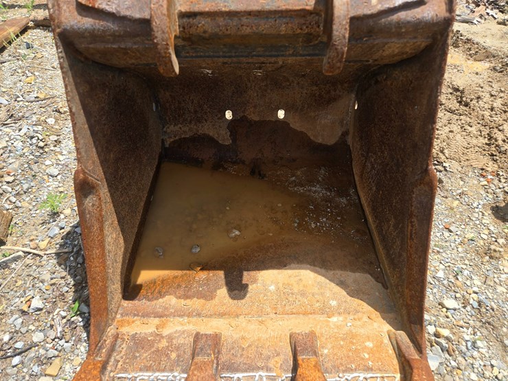 #24625-•-24"-bobcat-mini-excavator-bucket-image-6