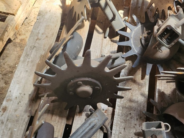 #2815-•-(16)-planter-row-cleaner-wheels-image-2