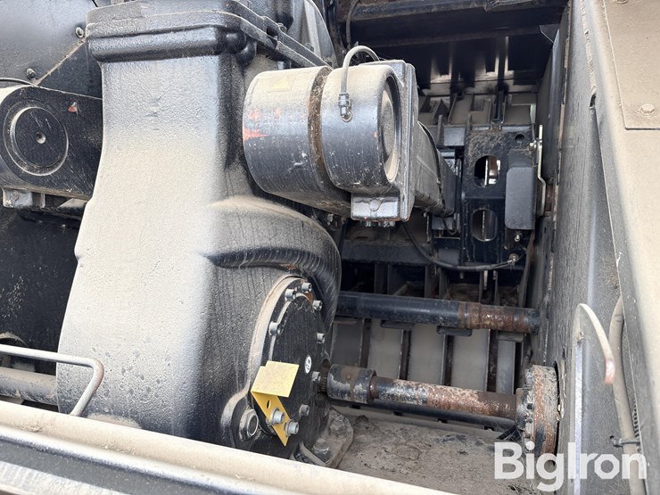 2016-new-holland-340-image-11