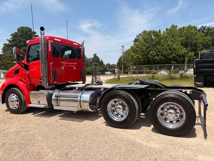 2020-peterbilt-579-image-3