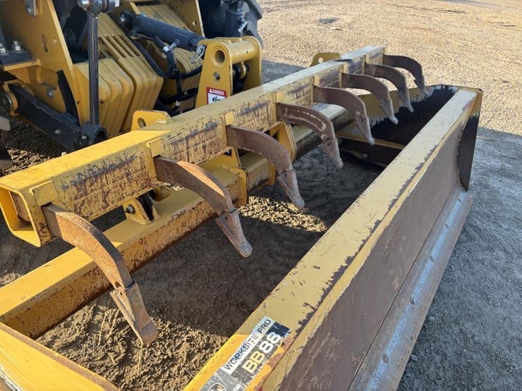 2020-deere-210l-image-23