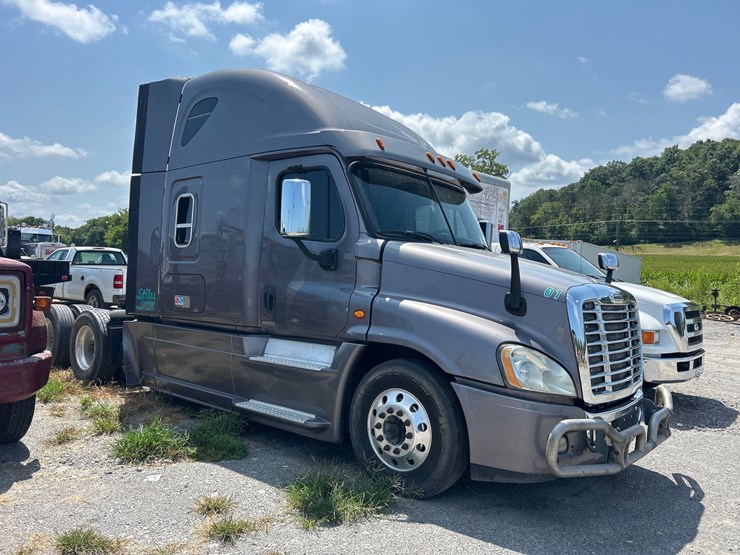 2015-freightliner-cascadia-125-image-1