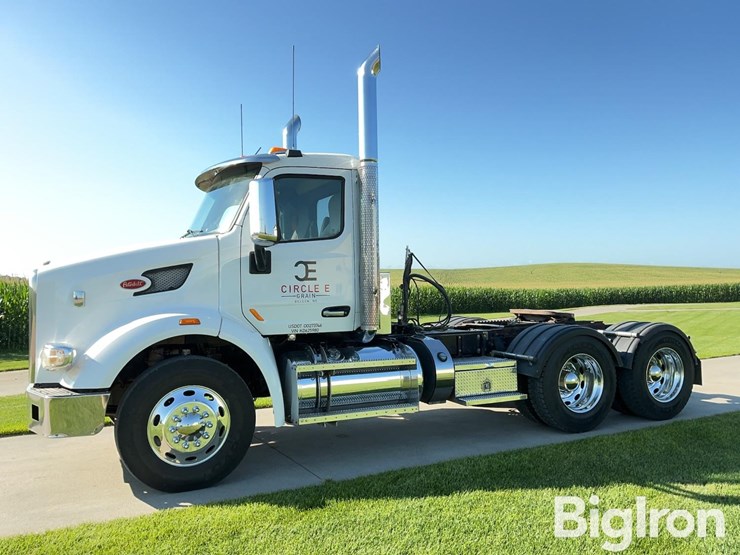 2019-peterbilt-567-image-1