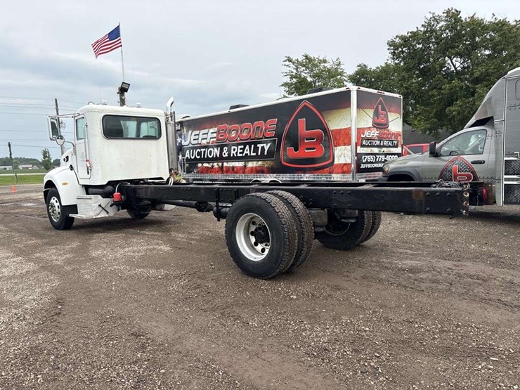 2009-peterbilt-335-image-2