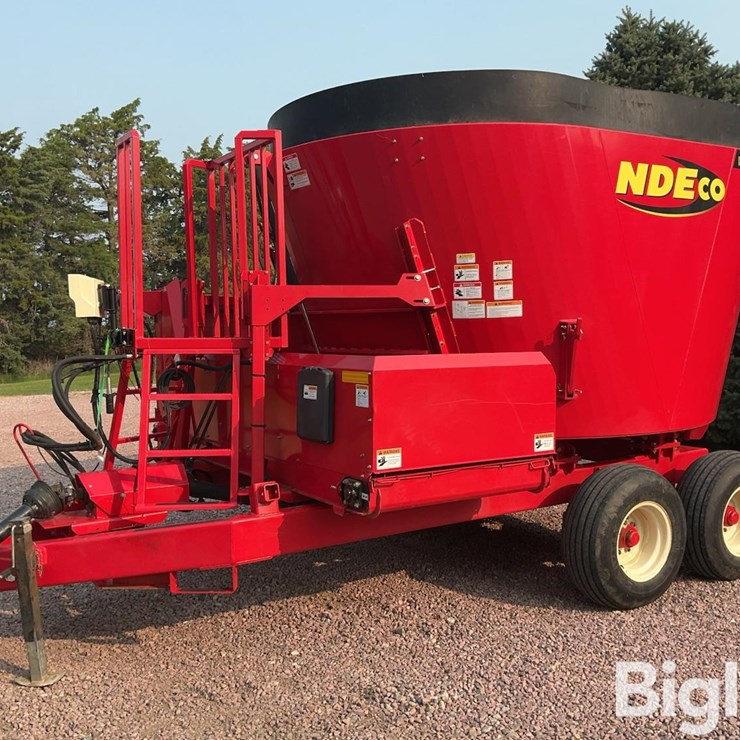 2021 NDE Company FS500L Vertical Feed Mixer Wagon
