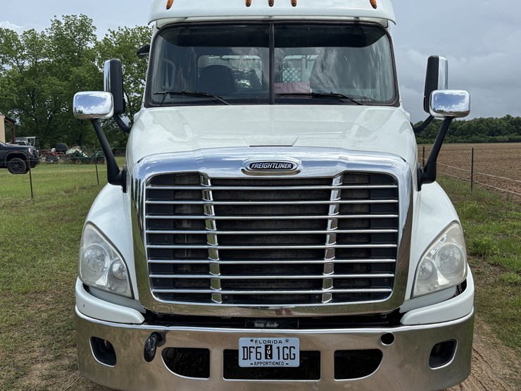 2015-freightliner-cascadia-image-2