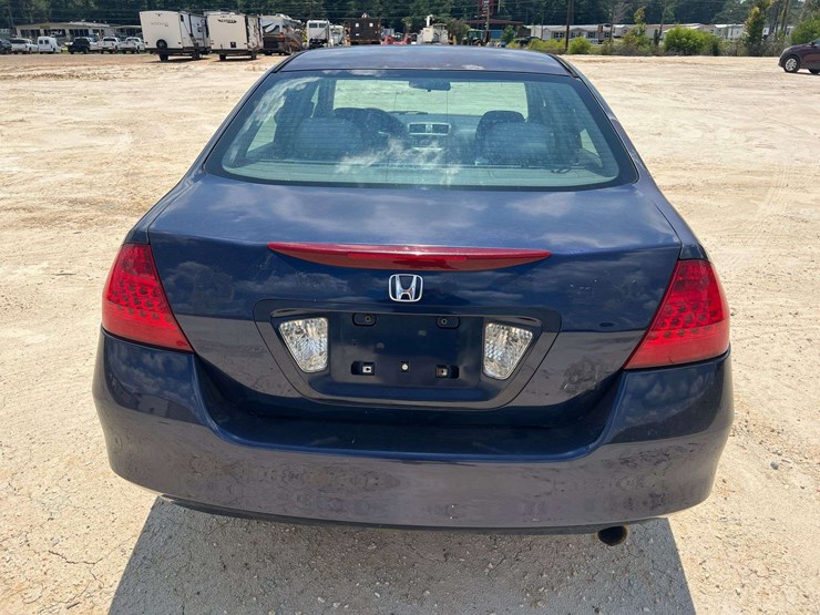 2006-honda-accord-4-door-sedan-(241,528-miles)-image-3