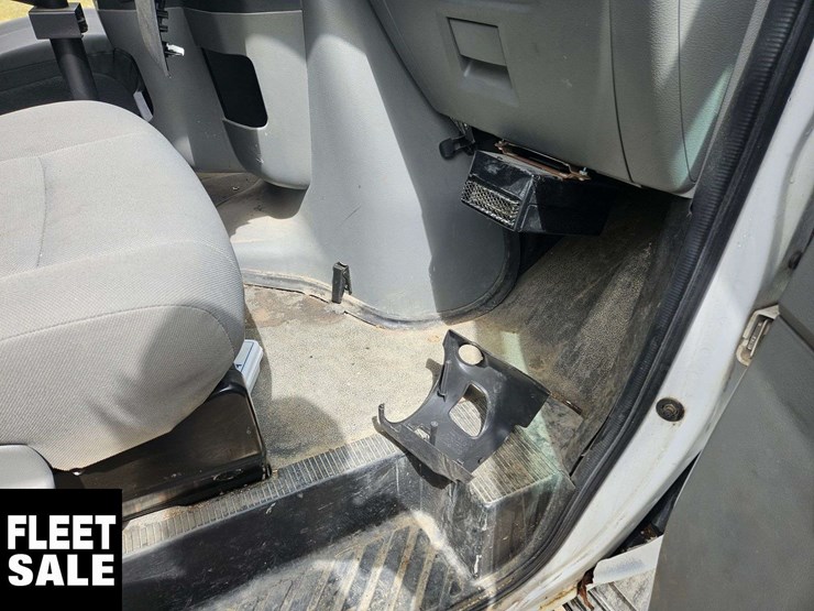 2010-ford-cargo-image-30