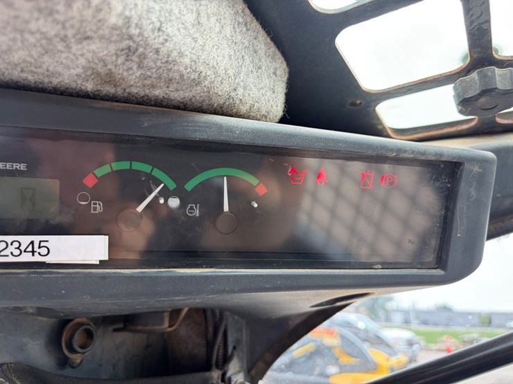 deere-320d-image-12
