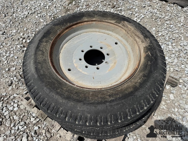 galaxy-9-22.5-tires-on-kinze-8-bolt-wheels-(bid-per-unit)-image-4