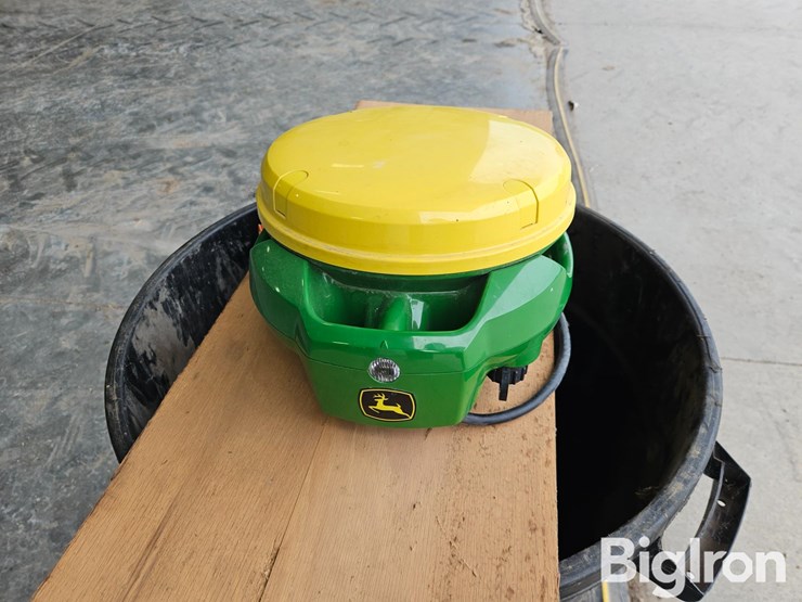 2023-john-deere-7000-image-6