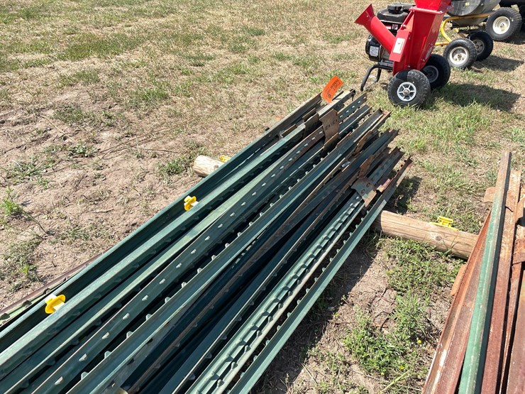 #7967-•-lot-of-assorted-fence-posts-image-6