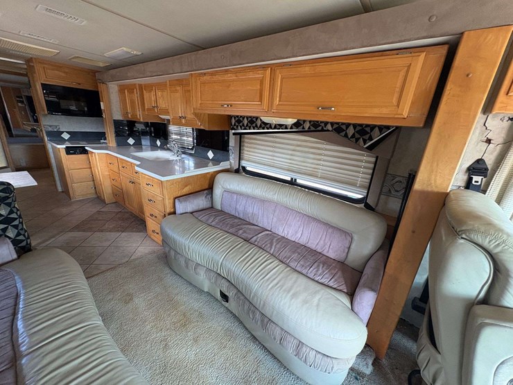 2003-freightliner-xc-fleetwood-revolution-diesel-pusher-motor-home-(65,650-miles)-image-23