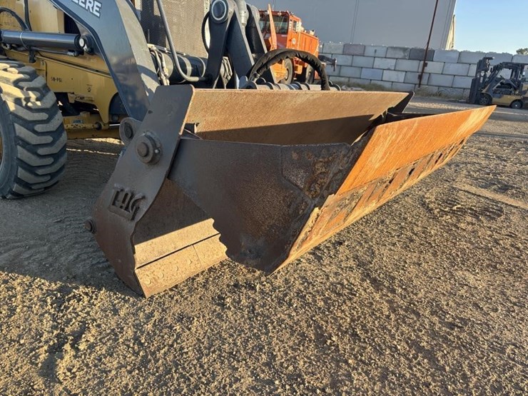 2020-deere-210l-image-11