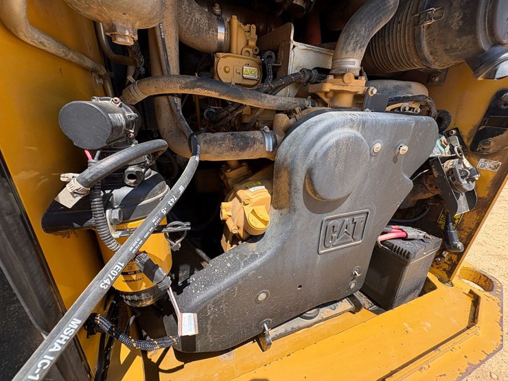 2020-caterpillar-299d3-image-32