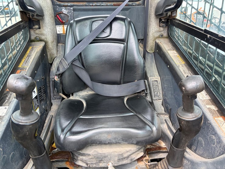 deere-320d-image-9