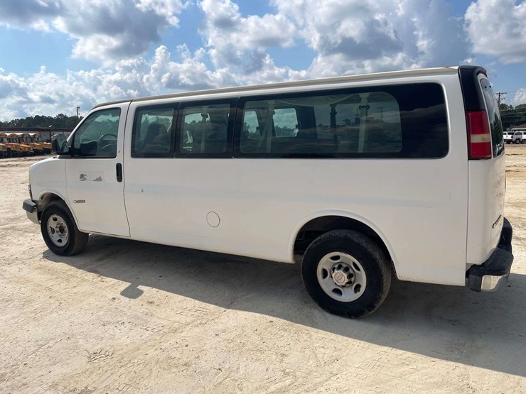 2005-chevrolet-express-3500-image-2