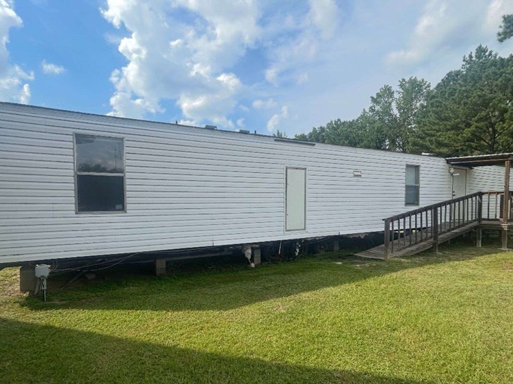 2005-fleetwood-14-x-60-mobile-home-image-2