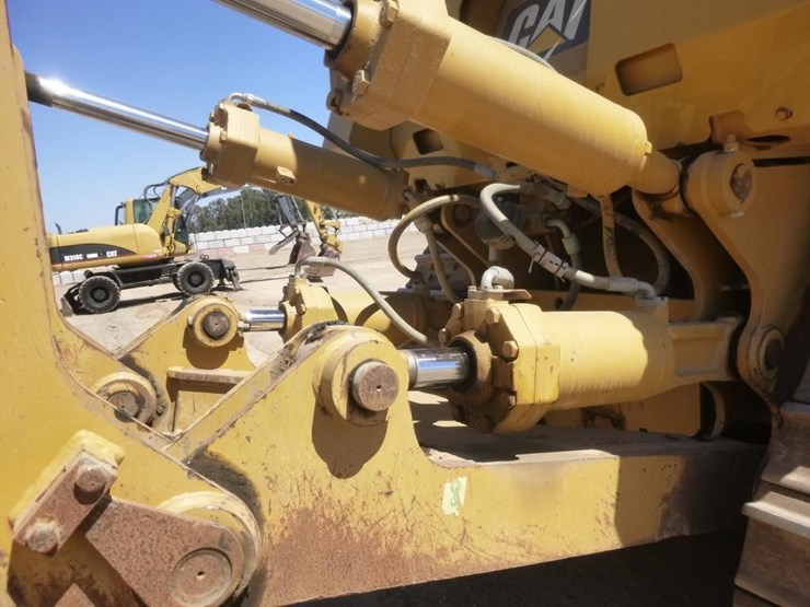 2012-caterpillar-d8t-image-36