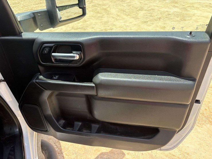2021-chevrolet-3500hd-image-19