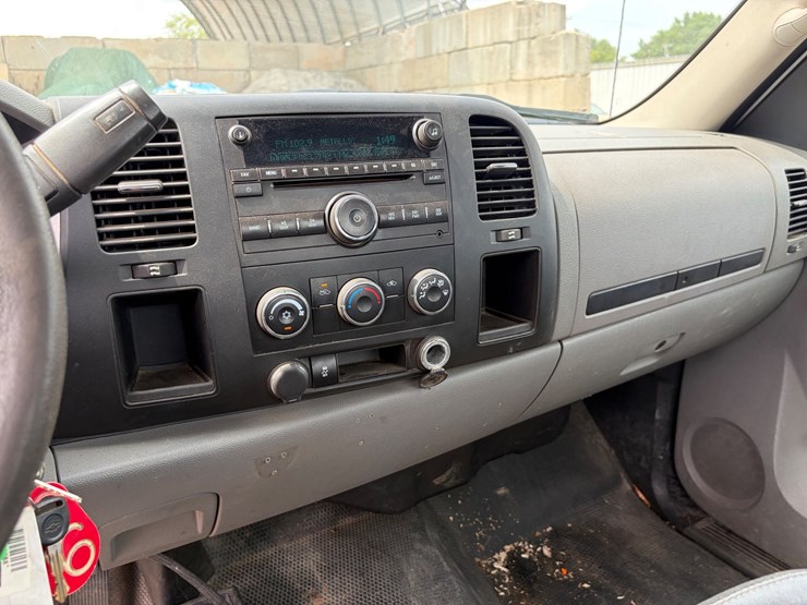 2014-chevrolet-3500-image-19