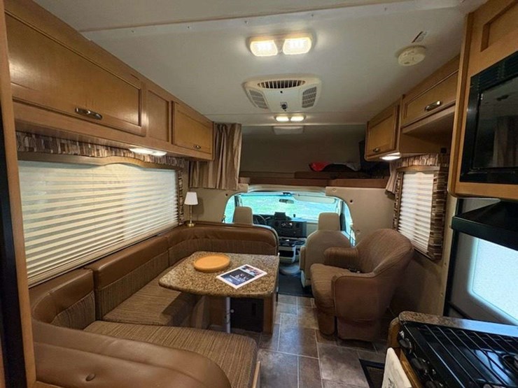 2015-ford-e350-image-16