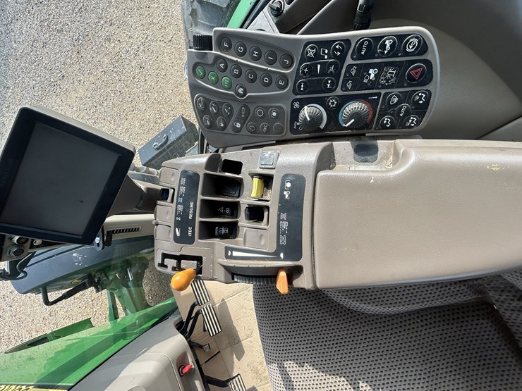 2013-john-deere-8285r-image-19