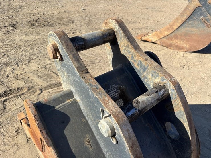 24"-central-fabricators-backhoe-bucket-image-7