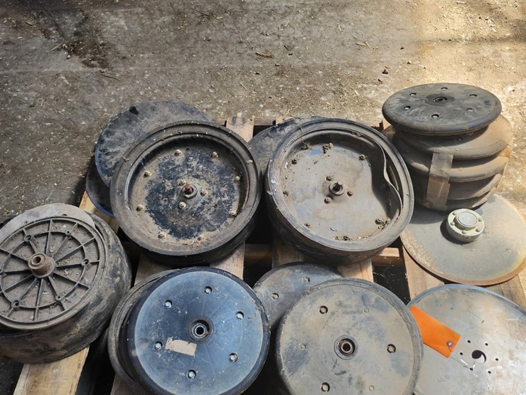 #2817-•-(16)-agricultural-planter-gauge-wheels-and-disc-assemblies-image-1