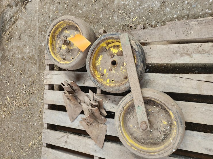 #2818-•-(3)-gauge-wheels-and-(4)-cultivator-sweeps-image-1