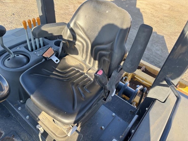 2020-deere-210l-image-33