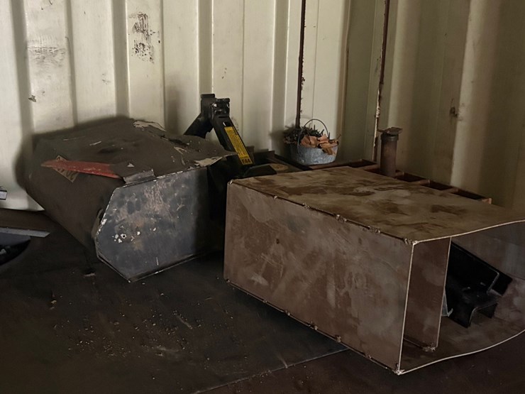 #1206-•-40-ft-shipping-container-with-miscellaneous-items-image-8